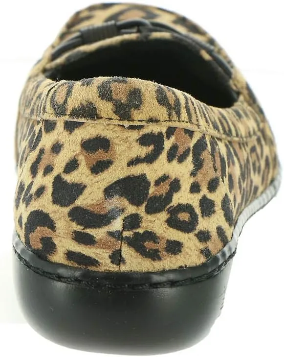 Clarks Women's Ashland Ballot Leather-9W Loafer