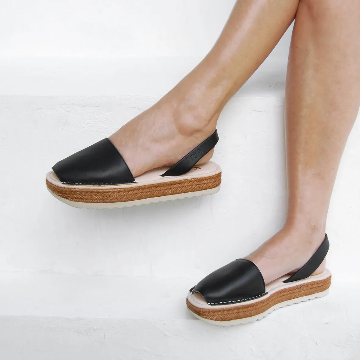 Paco Cushioned Sandal in Black