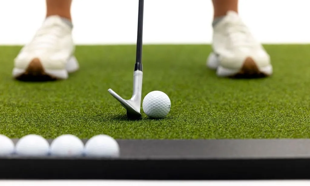 Premium Turf Indoor/Outdoor Golf Mat. Bonus Tray   3 Tees